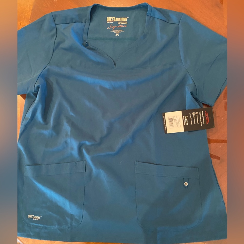 NWT 2XL Barco Grey’s Anatomy Yoke Neck Scrub Top in Bahama